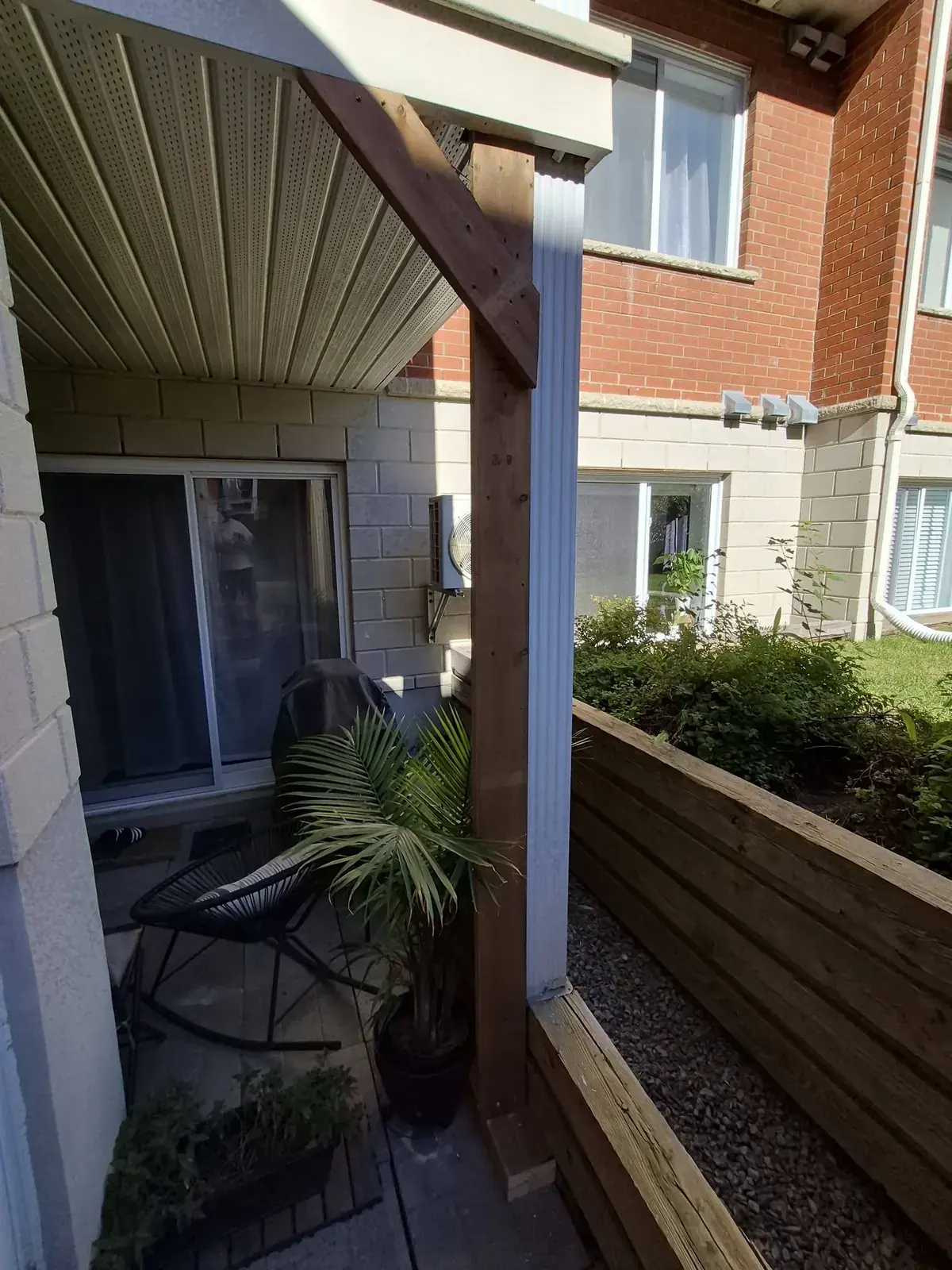 Terrasse de bois et escalier extérieur refaits