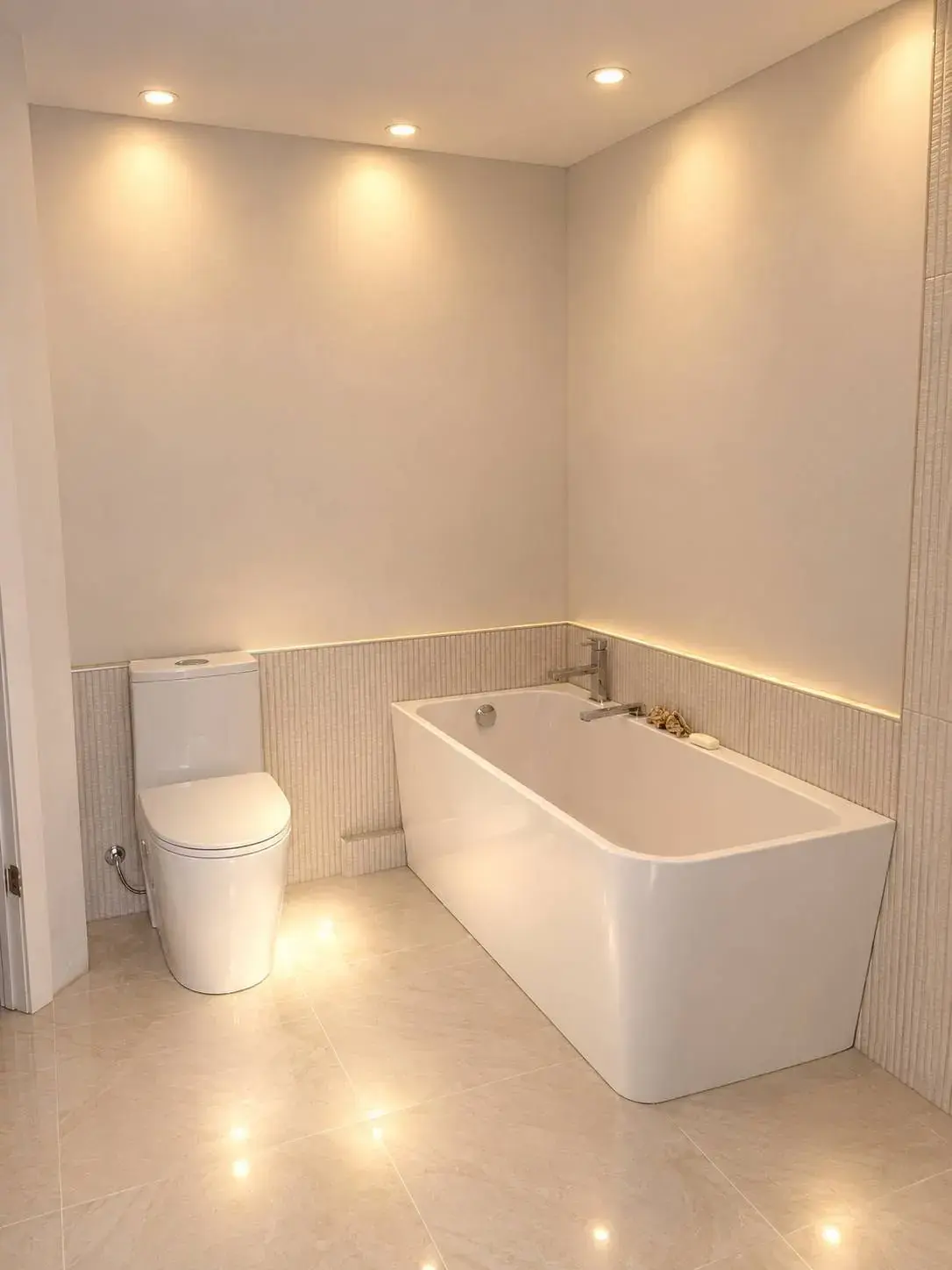 Bain autoportant et toilette, salle de bain terminée