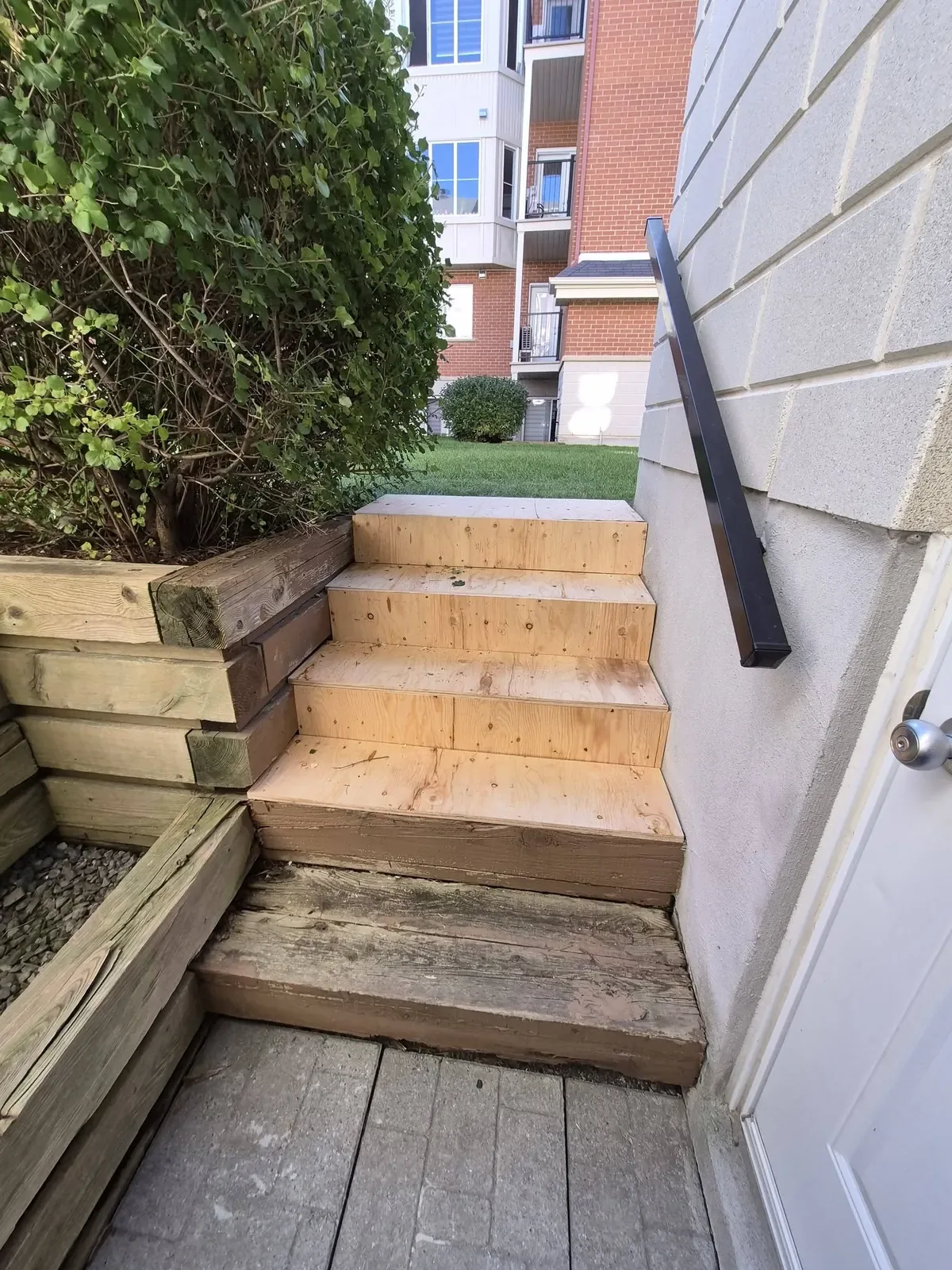 Escalier de bois menant à une porte de côté